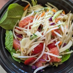 Papaya salad with fresh vegetables