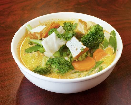 Thai coconut noodle soup with tofu and vegetables